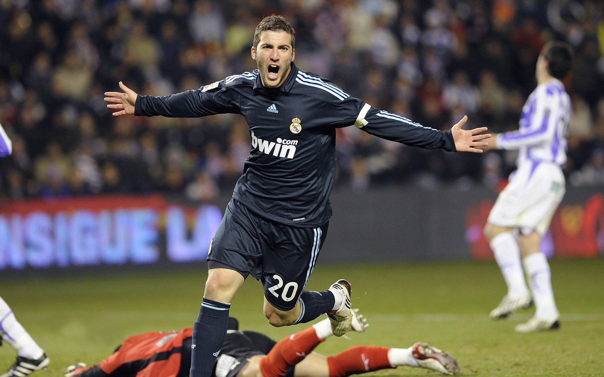 高原神话破灭！秘鲁绝境逆转玻利维亚，美加墨世界杯南美预选赛惊现历史性转折